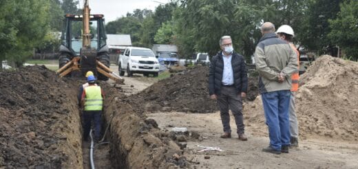 alt="vista de las obras de agua potable que se realizan en Pedernal, a la derecha tres hombres conversando"