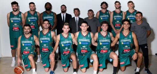 alt="el plantel completo y el cuerpo médico de Estudiantes"