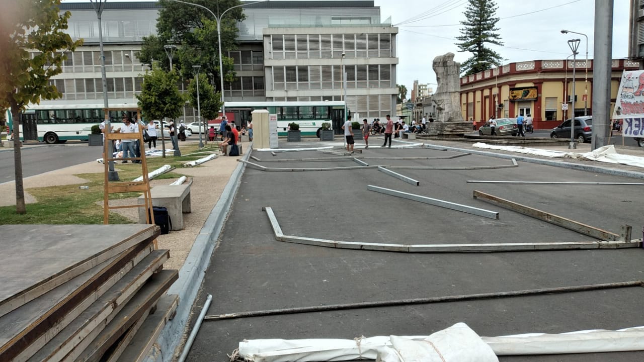 alt="Integrantes de AGMER comienzan a instalar la carpa docente frente a la Casa de Gobierno en Paraná"