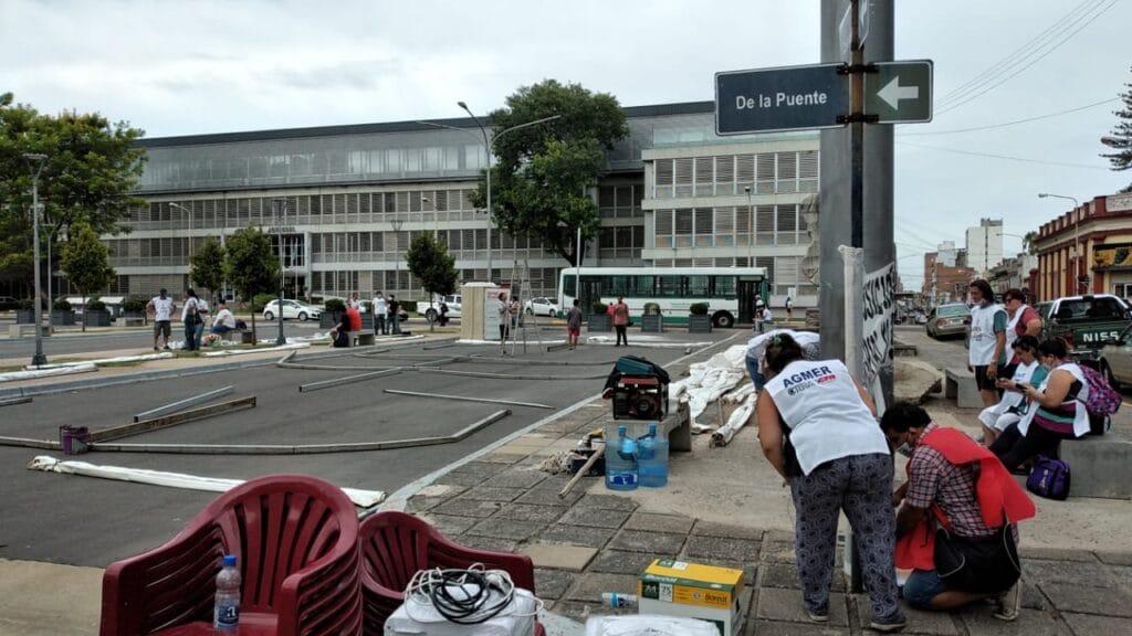 alt="Con el fondo del edificio de Tribunales, comienza la construcción de la carpa docente en Plaza Mansilla, frente a la Casa de Gobierno"