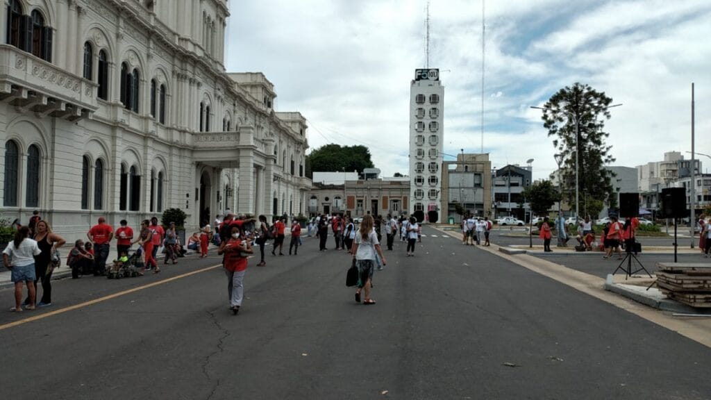 alt="Docentes comienzan a concentrarse frente a la Casa  Gris en Paraná"