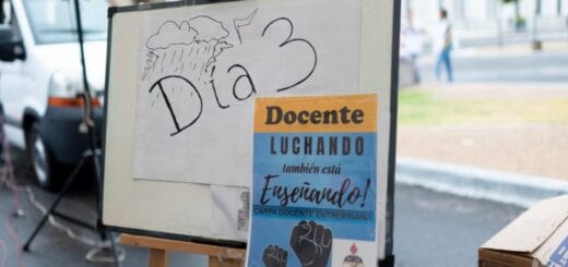 alt="pizarrrón con leyenda alusiva al tercer día de la Carpa Blanca Docente"