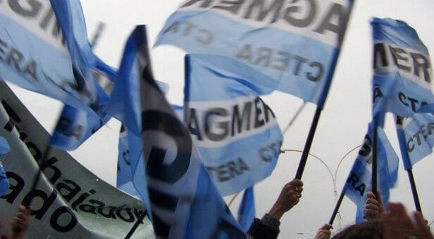 alt="varias banderas argentinas con las siglas de AGMER y CTERA"