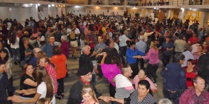 alt="decenas de personas bailando"