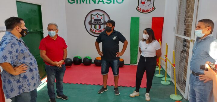 alt="el presidente de la Delegación Argentina ante CTM y directivos del Club La Bianca en el nuevo gimnasio"