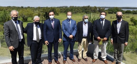 alt="siete personas paradas sobre un deck"