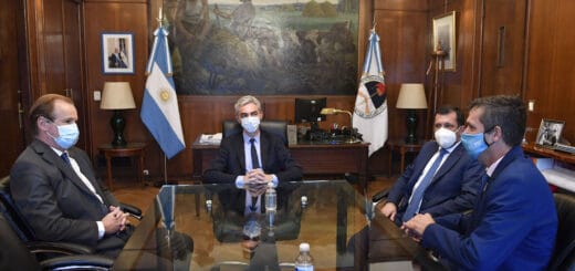 alt="en la foto hay cuatro personas alrededor de una mesa"