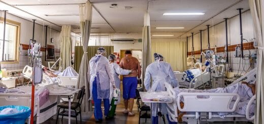 alt="personal de salud y pacientes en una unidad de terapia intensiva en un hospital"