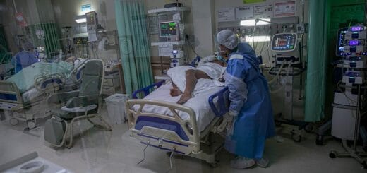 alt="un paciente es asistido por otra persona en una sala de terapia intensiva"