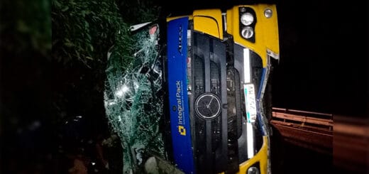 alt="camión amarillo volcado sobre la autovía"