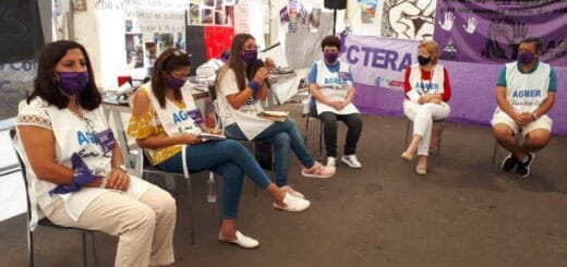 alt="docentes en el interior de la carpa blanca"