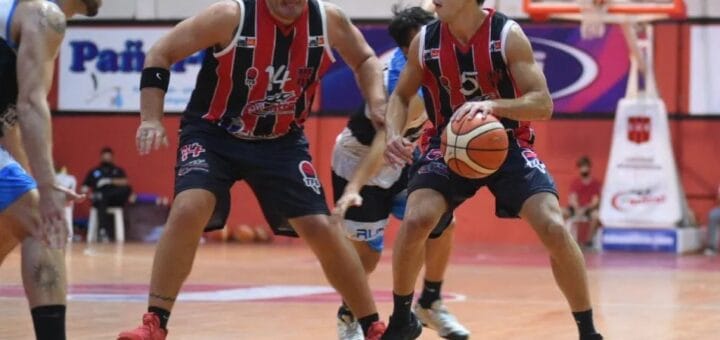 tres jugadores de básquet en una cancha"