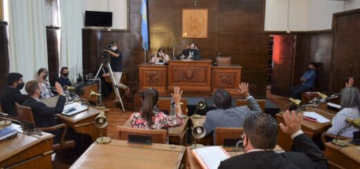 alt="concejales votan durante la elección de autoridades del cuerpo legislativo de Concordia"