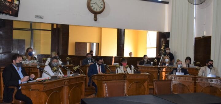 alt="los concejales durante la sesión en que se aprobaron modificaciones de las moratorias para tasas de agua e inmobiliaria"