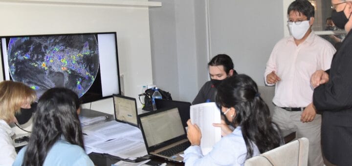 alt="el intendente en la Sala de Situación y Monitoreo de COVID"