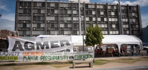 alt="carpa blanca docente instalada frente a la Casa de Gobierno en Paraná"