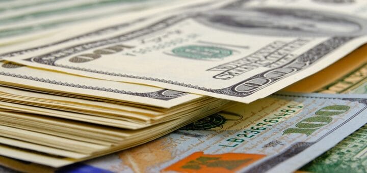 alt="gran cantidad de billetes de dólares"