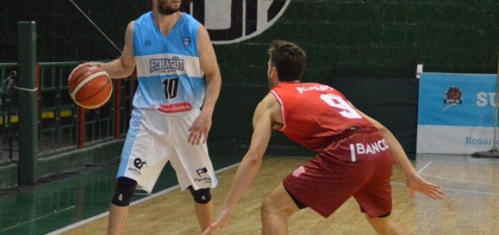 alt="un jugador de Echagüe pica la pelota ante otro de San Isidro"