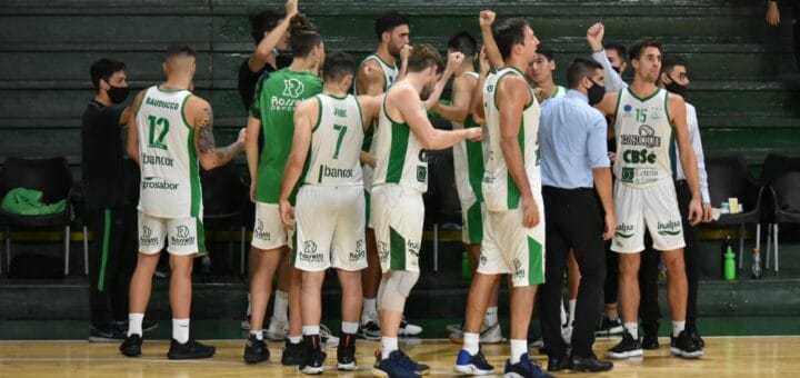 alt="jugadores de basquet celebran una victoria"