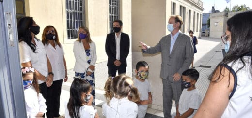 alt="el gobernador bordet visitó una escuela primaria en paraná"