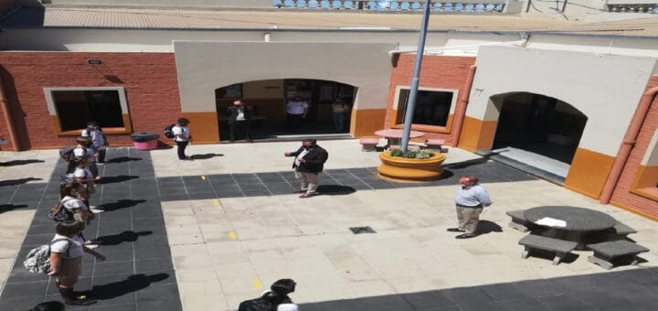 alt="alumnos formados en el patio de una escuela"