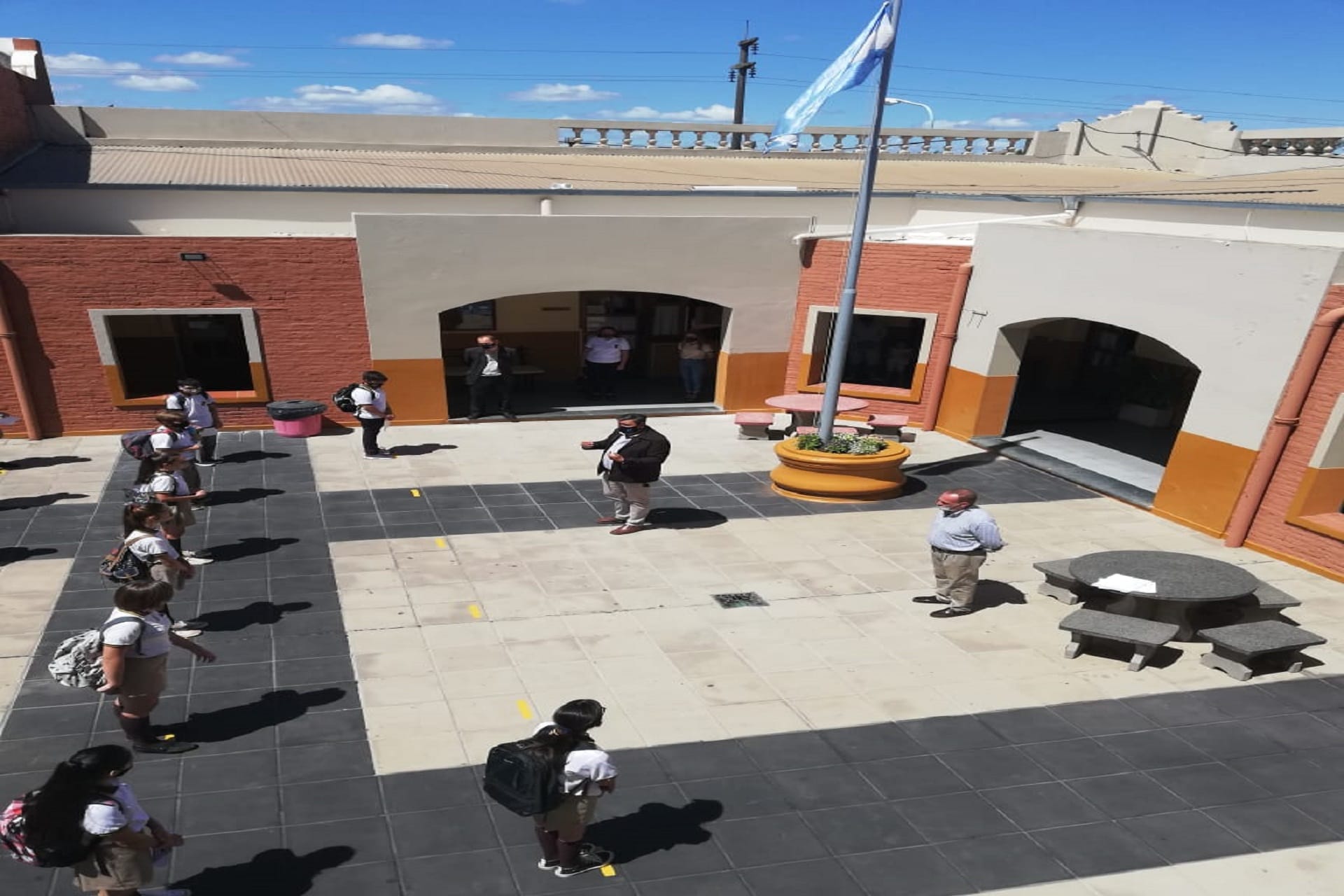 alt="alumnos formados en el patio de una escuela"
