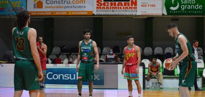 alt="un jugador de estudiantes se apresta a realizar un tiro libre, ante compañeros y rivales"