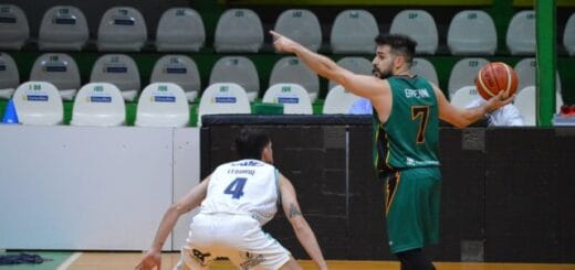 alt="en la fotografía puede verse a un jugador de estudiantes con la americana en su mano derecha y la mano izquierda levantada, parado, mirando a la izquierda; a su izquierda, agazapado, un jugador de Parque Sur; detrás de los dos, asientos vacíos en la tribuna"