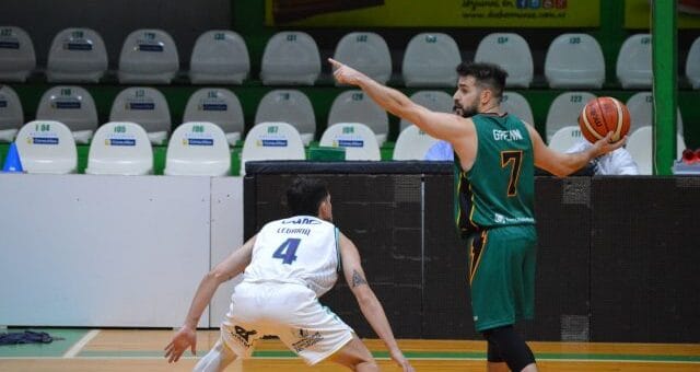alt="en la fotografía puede verse a un jugador de estudiantes con la americana en su mano derecha y la mano izquierda levantada, parado, mirando a la izquierda; a su izquierda, agazapado, un jugador de Parque Sur; detrás de los dos, asientos vacíos en la tribuna"