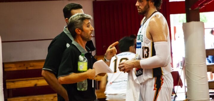alt="un jugador de básquet recibe instrucciones de parte de su entrenador"