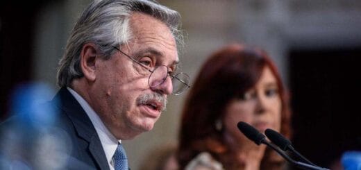 alt="en primer plano el presidente Alberto Fernández, en segundo plano la vicepresidente Cristina Fernández de Kirchner"