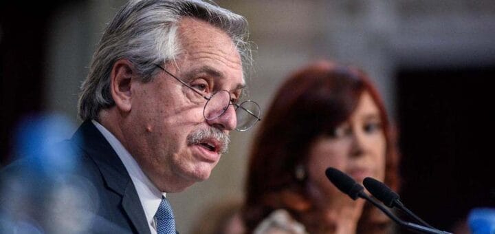 alt="en primer plano el presidente Alberto Fernández, en segundo plano la vicepresidente Cristina Fernández de Kirchner"