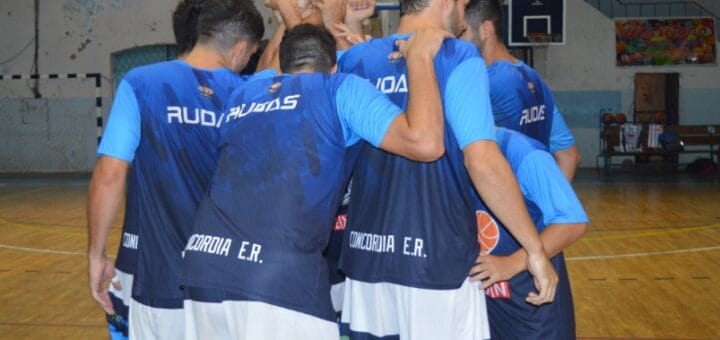 alt="jugadores de Ferrocarril se saludan durante un entrenamiento"