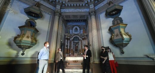 alt="el ministro bauer y el gobernador bordet con otras tres personas en el interior de capilla del palacio de san josé, entre dos púlpitos, al fondo un altar"