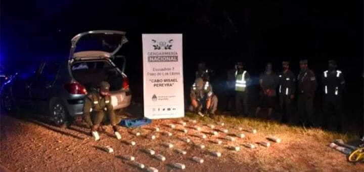 alt="personal de Gendarmería Nacional exhibe la droga secuestrada en Corrientes"