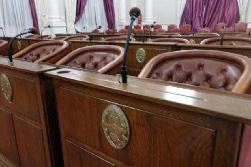 alt="recinto de la cámara de senadores de entre ríos"
