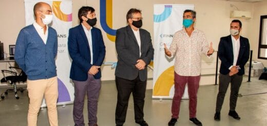 alt="Blas Briceño explica los objetivos de Finnegans al intendente y funcionarios municipales"