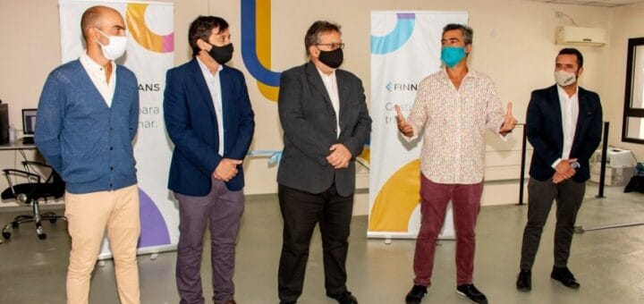 alt="Blas Briceño explica los objetivos de Finnegans al intendente y funcionarios municipales"