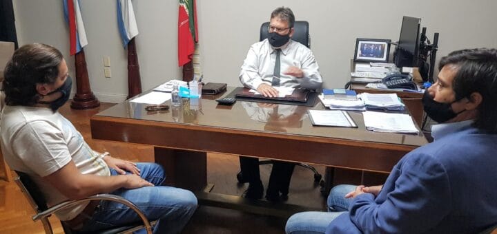 alt="El intendente Francolini reunido con el jefe de Gabinete Municipal, Fernando Barboza, y el presidente de la Asociación Gastronómica, Leandro Lapiduz"