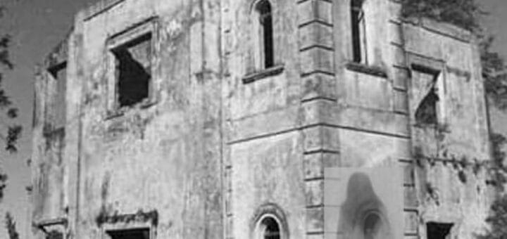 alt="imagen de una casa casi en ruinas, tomada con luz ultravioleta"