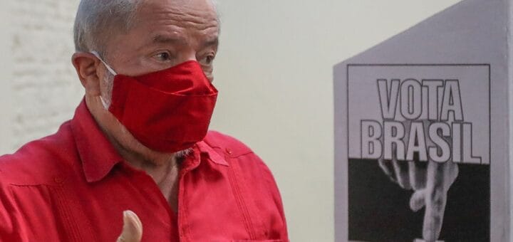 alt="lula, con barbijo y camisa roja"