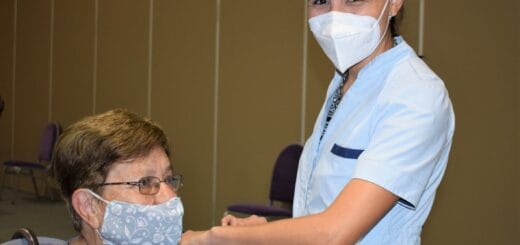 alt="maría de los milagros, la primer mujer en recibir la vacuna contra COVID-19 en Concordia"