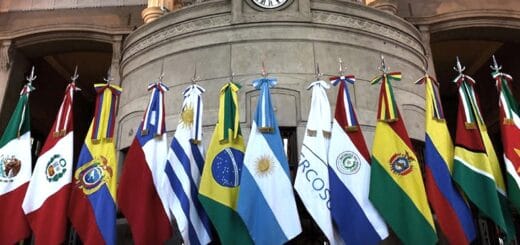 alt="banderas de países integrantes y asociados al Mercosur"