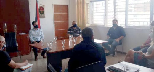 alt="aspecto de la reunión entre miembros del CGE y de AGMER"