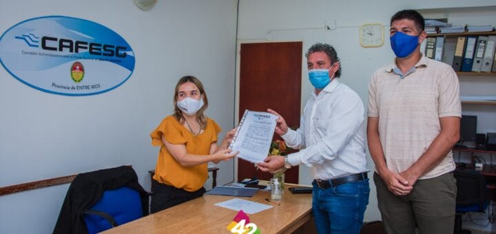 alt="la vocal Lorenz entrega al intendente de Federación la documentación referida a la cesión definitiva del predio"