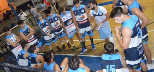 alt="los integrantes del equipo del Club Atlético Ferrocarril escuchan las instrucciones de su entrenador"