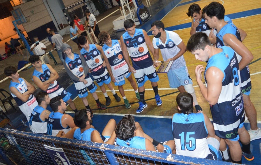 alt="los integrantes del equipo del Club Atlético Ferrocarril escuchan las instrucciones de su entrenador"