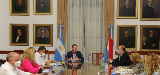 alt="representantes de gremios docentes reunidos con el ministro de economía de entre ríos, todos sentados alrededor de una mesa"