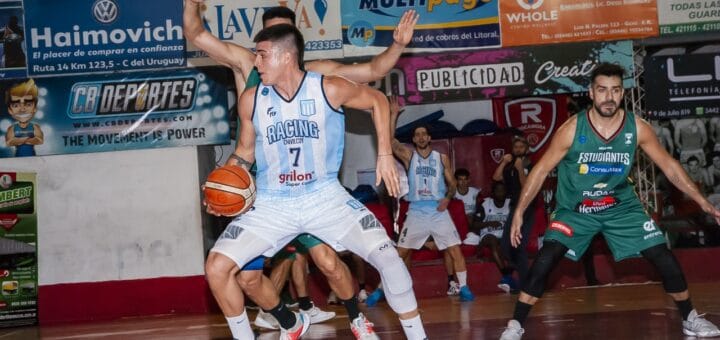 alt="un jugador de básquet lleva la pelota y otro lo marca desde atrás, un tercero lo mira desde un costado y un cuarto desde atrás"