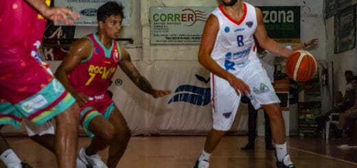 alt="un jugador pica la pelota y otros dos lo presionan"